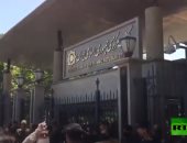 رجال أعمال يحتجون بإيران للمطالبة باستقالة محافظ البنك المركزى.. فيديو