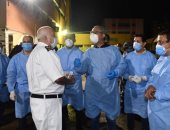 صور.. محافظ الفيوم ونائبه يفاجئا أطباء المستشفى العام بالكمامة وزى الجيش الأبيض
