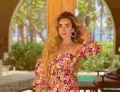 هنا الزاهد بفستان ورود "أوف شولدر".. وتعلق: بحب الصيف 