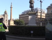 إيقاف رجل تبول على نصب شرطى بريطانى فى لندن.. فيديو