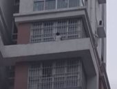 فيديو.. إنقاذ طفلة عالقة بالطابق الـ15 فى الصين