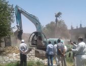 إزالة وإيقاف تعديات بالبناء المخالف على الأراضى الزراعية بالمنيا.. صور