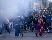 العالم هذا الصباح.. الاحتجاجات مستمرة فى أمريكا للمطالبة بالمساواة العرقية.. محتجون فى كولومبيا يؤكدون: العنصرية وباء.. طوابير أمام المحلات فى لندن مع إعادة فتحها.. والمكسيكيون يواجهون كورونا بالكمامات والتباعد