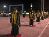 حفلات التخرج فى زمن كورونا.. أولياء الأمور فى سياراتهم للتباعد بالبحرين (صور)