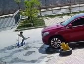نجاة صبى صينى بأعجوبة بعد سقوطه تحت عجلات سيارة .. فيديو وصور 