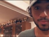 فيديو.. رامى عاشور يستعرض كؤوسه فى الإسكواش: ‏"الباقى تحت السرير"