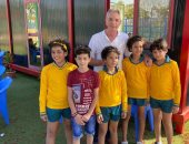 وسط الأطفال.. محمود حميدة فى صورة جديدة من كواليس فيلم الغسالة