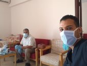 مدير مستشفى الأقصر العام خلال إجراء آخر مسحة "سلبية" وتأكد شفائه من كورونا