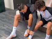 رونالدو يربط حذاء ابنه جونيور الجديد بمناسبة عيد ميلاده الـ 10 