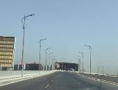 قارئ يشكو من إضاءة أعمدة الإنارة نهارا أعلى كوبرى العين السخنة اتجاه مدينة نصر  
