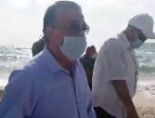 فيديو.. محافظ الإسكندرية لمواطنة على الشاطئ: "مش خايفة على ابنك من كورونا؟"