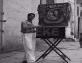 فيديو .. عازف بيانولا فى شوارع الإسكندرية وأطفال يرقصون منذ 77 عاما 