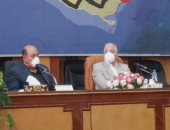 محافظ جنوب سيناء يوجه رؤساء المدن بتوزيع كمامات واقية على عمال النظافة