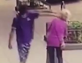 فيديو.. شاب أمريكى يعتد على سيدة مسنة بالشارع فى مانهاتن