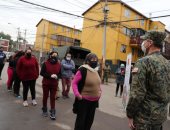 قوات الجيش فى تشيلى توزع وجبات مجانية على المواطنين بسبب أزمة كورونا