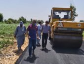 رئيس مدينة المحلة يتابع أعمال رصف طرق قرية محلة حسن .. صور