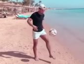 يوسف أوباما يحتفل بعودة الدوري بوصلة مهارات على البحر.. فيديو