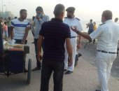 صور .. فضّ تجمعات المواطنين على الكورنيش شرق الاسكندرية