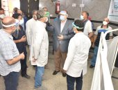 صور ..محافظ أسيوط يحتفل مع 6 حالات من مصابى كورونا بعد شفاءهم