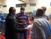 وزير الطيران يتابع الإجراءات الوقائية الخاصة بإعداد الوجبات لركاب مصر للطيران