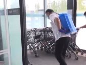 تكثيف تعقيم محلات السوبر ماركت في بكين بعد عودة تفشي كورونا.. فيديو