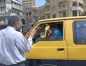 مدينة المحلة تراقب التزام السائقين بارتداء الكمامة.. صور
