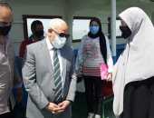 صور ..محافظ بورسعيد يلتقى المواطنين خلال استقلاله معدية بورفؤاد 