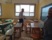 صور.. مدير مدرسة بالشرقية عن تنظيفه للفصول: "بطمن الطلاب أن المكان نظيف"