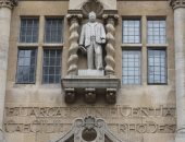جامعة أكسفورد تزيل تمثال رئيس المستعمرات البريطانية بأفريقيا بداعى العنصرية