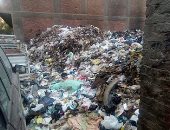 شكوى من انتشار تراكمات القمامة فى شارع السوبر جيت بمدينة السلام