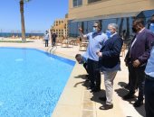 صور.. فنادق الغردقة تعرض على وزير السياحة ضوابط السلامة الصحية