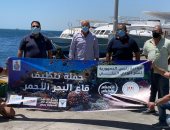 وزارة البيئة تنظم حملة نظافة موسعة تحت الماء بالبحر الأحمر.. صور