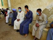 حملة شبابية لتوزيع كمامات بالمجان فى قرية الكاجوج بأسوان