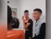 شرطى إيطالى يجبر تونسيين صفع بعضهما بعد هروبهما من مركز استقبال.. فيديو
