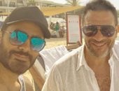 عشرة العمر.. ماجد المصري برفقة تامر حسني على أحد الشواطئ