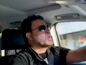 عاصى الحلانى يستمتع بقيادة سيارته فى شوارع بيروت على أنغام "بعشقك".. فيديو