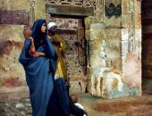 100  لوحة عالمية... "عائلة أمام الباب" صورة تقليدية لأسرة مصرية