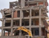 شاهد لحظة انهيار عقار مخالف بالإسكندرية بعد تنفيذ قرار الإزالة