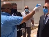 محافظ الإسكندرية يحاكي الإجراءات الاحترازية في للجان الثانوية العامة..فيديو