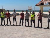 36 شابا بشمال سيناء يشاركون فى إغلاق شاطئ العريش احترازيا.. صور