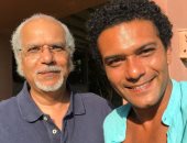 بصورة مع والده وأخرى مع طفله.. آسر ياسين يحتفل بعيد الأب العالمى