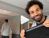 قبل مواجهة ايفرتون الليلة .. محمد صلاح فى وصلة هزار قبل وجبة الغداء .. فيديو 