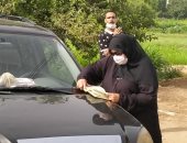 بالمصحف وتلاوة القرآن ..أولياء الأمور ينتظرون طلاب الثانوية العامة أمام اللجان 