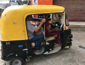 صور .."التوك توك" وسيلة المواصلات الأسهل لطلاب الثانوية العامة فى الغربية