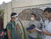 بالكمامة والكحول.. طلاب الثانوية أمام اللجان بالمنيا قبل بدء الامتحان.. صور