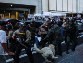 الشرطة الأمريكية تلقى القبض على متظاهرين خارج مقر تجمع ترامب مع أنصاره.. صور