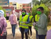 شباب متطوعون يوزعون كمامات ومعقمات على طلاب الثانوية بالوادى الجديد.. صور 