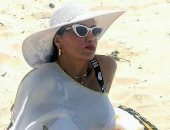 "ببوز البطة و مايوه أبيض" .. رانيا يوسف تستمتع بالعطلة الصيفية