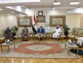 محافظ مطروح يسلم أفضل 4 مزارعين لاستزراع الزيتون حقيبة أدوات زراعية .. صور