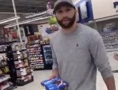 سيدة تصور الشرطى معتقل جورج فلويد متخفيا بأحد المتاجر بمينيسوتا الأمريكية.. فيديو